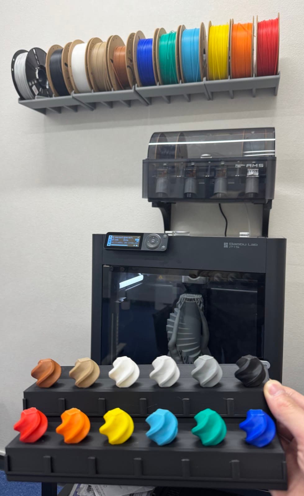 教室の3Dプリンタと、色とりどりのフィラメント