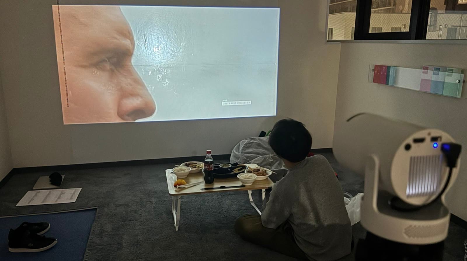 教室のプロジェクターで映像を見ながら考える時間