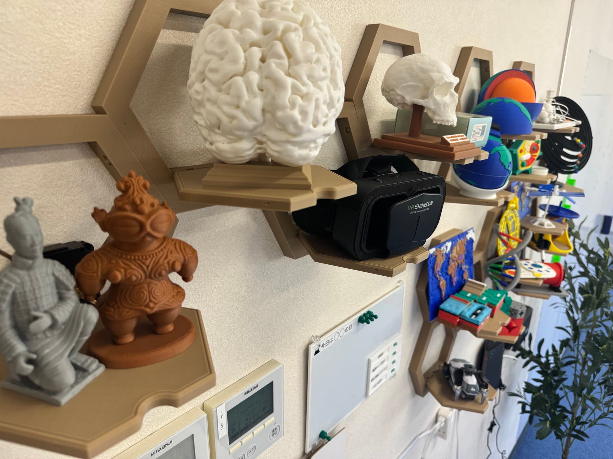 脳の模型・埴輪・VRゴーグルなど、手に取る学びが並ぶ教室の棚